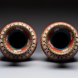 Three Chinese cloisonné vases and a covered box, 20th C. — 照片 6