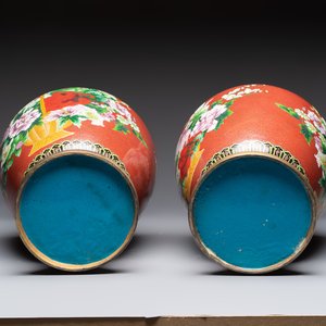 Three Chinese cloisonné vases and a covered box, 20th C. — 照片 7