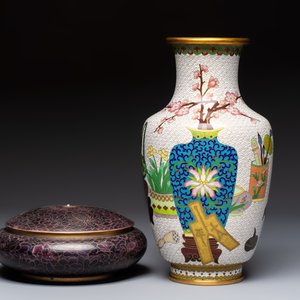 Three Chinese cloisonné vases and a covered box, 20th C. — 照片 8