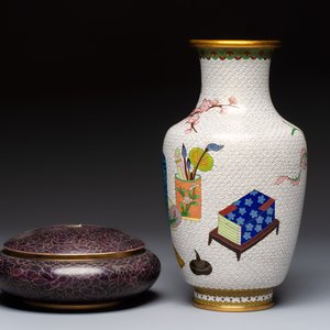 Three Chinese cloisonné vases and a covered box, 20th C. — 照片 9