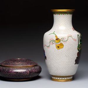 Three Chinese cloisonné vases and a covered box, 20th C. — 照片 10