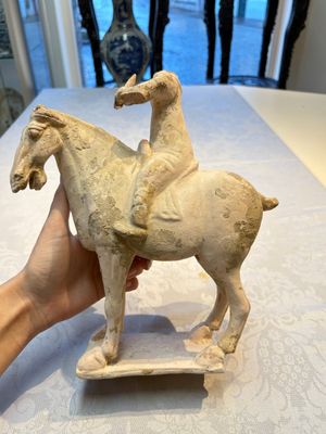 Three Chinese cold painted pottery figures, Sui/Ming — 照片 1