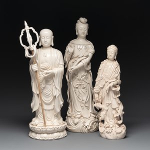 Three Chinese Dehua blanc de Chine figures of Guanyin and a monk, He Chaozong 何朝宗 and Dehua 德化 mark, 20th C. — photo 1