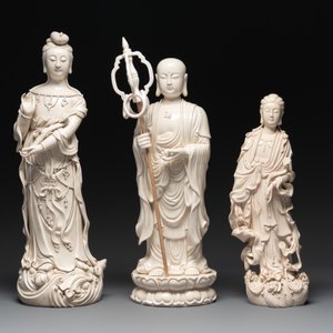 Three Chinese Dehua blanc de Chine figures of Guanyin and a monk, He Chaozong 何朝宗 and Dehua 德化 mark, 20th C. — photo 2