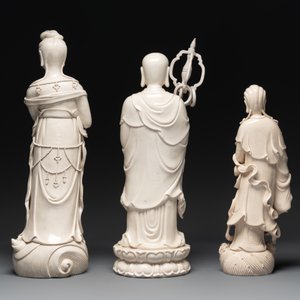 Three Chinese Dehua blanc de Chine figures of Guanyin and a monk, He Chaozong 何朝宗 and Dehua 德化 mark, 20th C. — photo 3