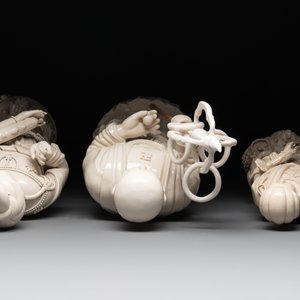 Three Chinese Dehua blanc de Chine figures of Guanyin and a monk, He Chaozong 何朝宗 and Dehua 德化 mark, 20th C. — photo 4