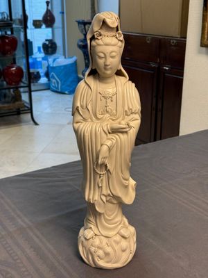 Three Chinese Dehua blanc de Chine figures of Guanyin and Weituo, He Chaozong 何朝宗 and Dehua 德化 marks, 20th C. — photo 1