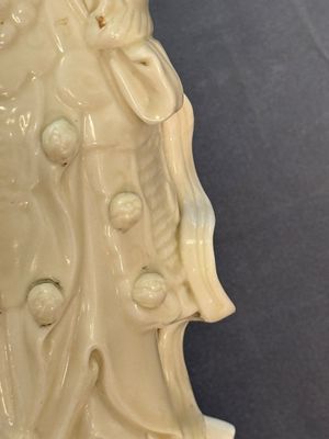 Three Chinese Dehua blanc de Chine figures of Guanyin and Weituo, He Chaozong 何朝宗 and Dehua 德化 marks, 20th C. — photo 15