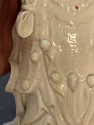 Three Chinese Dehua blanc de Chine figures of Guanyin and Weituo, He Chaozong 何朝宗 and Dehua 德化 marks, 20th C. — photo 16