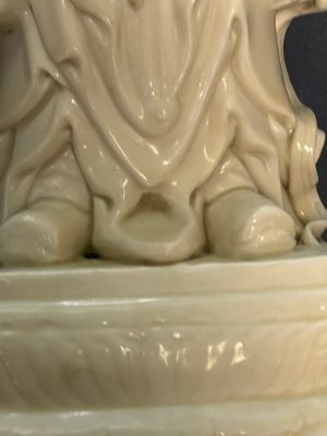 Three Chinese Dehua blanc de Chine figures of Guanyin and Weituo, He Chaozong 何朝宗 and Dehua 德化 marks, 20th C. — photo 17