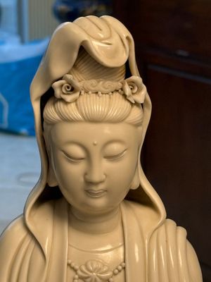 Three Chinese Dehua blanc de Chine figures of Guanyin and Weituo, He Chaozong 何朝宗 and Dehua 德化 marks, 20th C. — photo 2