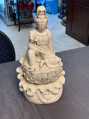Three Chinese Dehua blanc de Chine figures of Guanyin and Weituo, He Chaozong 何朝宗 and Dehua 德化 marks, 20th C. — photo 23