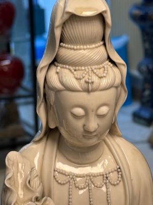 Three Chinese Dehua blanc de Chine figures of Guanyin and Weituo, He Chaozong 何朝宗 and Dehua 德化 marks, 20th C. — photo 24
