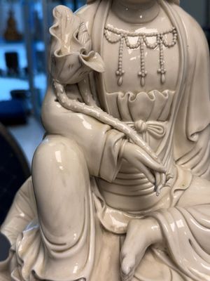 Three Chinese Dehua blanc de Chine figures of Guanyin and Weituo, He Chaozong 何朝宗 and Dehua 德化 marks, 20th C. — photo 25
