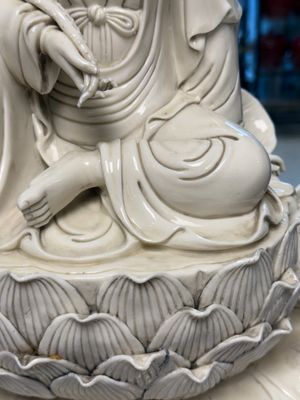 Three Chinese Dehua blanc de Chine figures of Guanyin and Weituo, He Chaozong 何朝宗 and Dehua 德化 marks, 20th C. — photo 26