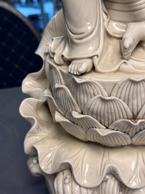 Three Chinese Dehua blanc de Chine figures of Guanyin and Weituo, He Chaozong 何朝宗 and Dehua 德化 marks, 20th C. — photo 27