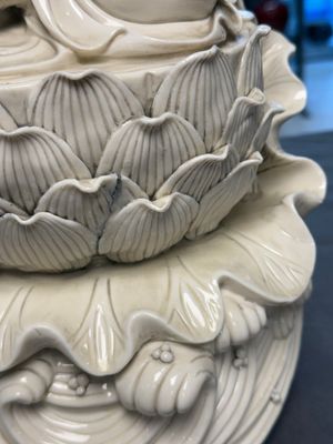 Three Chinese Dehua blanc de Chine figures of Guanyin and Weituo, He Chaozong 何朝宗 and Dehua 德化 marks, 20th C. — photo 28
