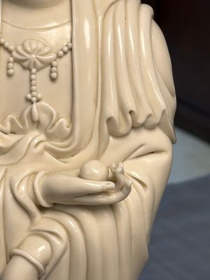 Three Chinese Dehua blanc de Chine figures of Guanyin and Weituo, He Chaozong 何朝宗 and Dehua 德化 marks, 20th C. — photo 3