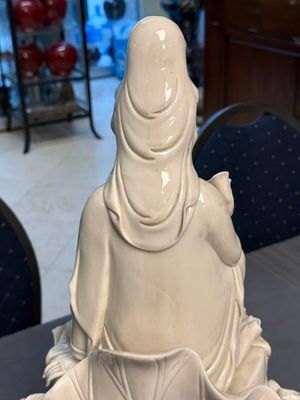 Three Chinese Dehua blanc de Chine figures of Guanyin and Weituo, He Chaozong 何朝宗 and Dehua 德化 marks, 20th C. — photo 31