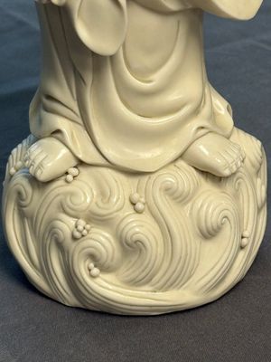 Three Chinese Dehua blanc de Chine figures of Guanyin and Weituo, He Chaozong 何朝宗 and Dehua 德化 marks, 20th C. — photo 6