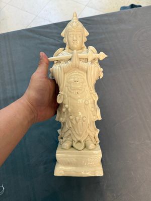 Three Chinese Dehua blanc de Chine figures of Guanyin and Weituo, He Chaozong 何朝宗 and Dehua 德化 marks, 20th C. — photo 10