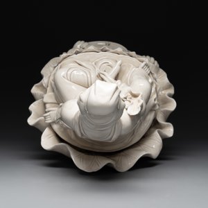 Three Chinese Dehua blanc de Chine figures of Guanyin and Weituo, He Chaozong 何朝宗 and Dehua 德化 marks, 20th C. — photo 4