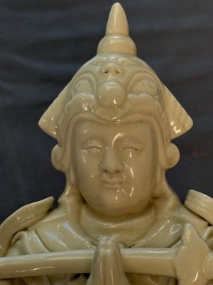 Three Chinese Dehua blanc de Chine figures of Guanyin and Weituo, He Chaozong 何朝宗 and Dehua 德化 mark, 20th C. — photo 11