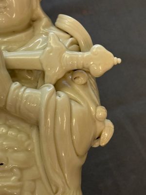Three Chinese Dehua blanc de Chine figures of Guanyin and Weituo, He Chaozong 何朝宗 and Dehua 德化 mark, 20th C. — photo 12