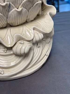 Three Chinese Dehua blanc de Chine figures of Guanyin and Weituo, He Chaozong 何朝宗 and Dehua 德化 mark, 20th C. — photo 29