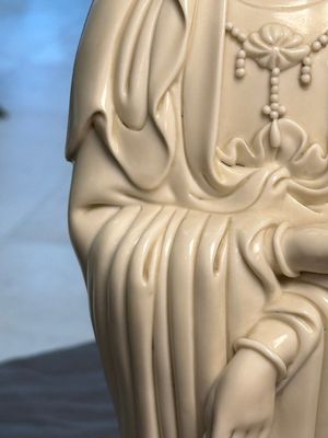 Three Chinese Dehua blanc de Chine figures of Guanyin and Weituo, He Chaozong 何朝宗 and Dehua 德化 mark, 20th C. — photo 4