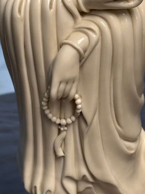 Three Chinese Dehua blanc de Chine figures of Guanyin and Weituo, He Chaozong 何朝宗 and Dehua 德化 mark, 20th C. — photo 5