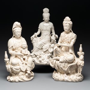 Three Chinese Dehua blanc de Chine groups of Guanyin with child, He Chaozong 何朝宗 marks, 20th C. — 照片 1