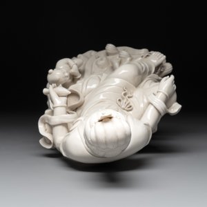 Three Chinese Dehua blanc de Chine groups of Guanyin with child, He Chaozong 何朝宗 marks, 20th C. — 照片 8