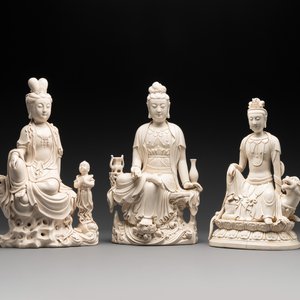 Three Chinese Dehua blanc de Chine sculptures of Guanyin, 20th C. — foto 1