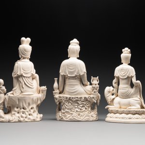 Three Chinese Dehua blanc de Chine sculptures of Guanyin, 20th C. — foto 2