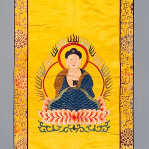 Three Chinese embroidered silk cloths with figural designs, 19/20th C. — 照片 2