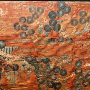 Three Chinese embroidered silk panels depicting an imperial audience, 19th C. — photo 11