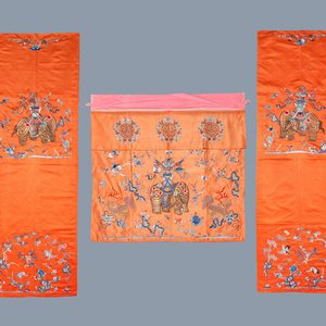 Three Chinese embroidered silk panels with elephants and buddhist lions, 19th C. — 照片 1