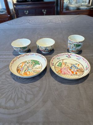 Three Chinese export famille rose 'European subject' cups and two saucers, Qianlong — photo 1