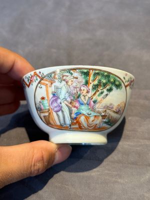 Three Chinese export famille rose 'European subject' cups and two saucers, Qianlong — photo 15