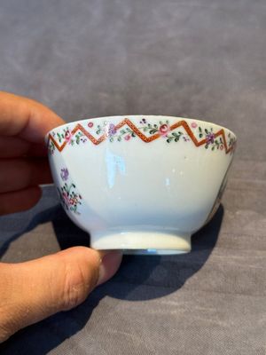 Three Chinese export famille rose 'European subject' cups and two saucers, Qianlong — photo 16