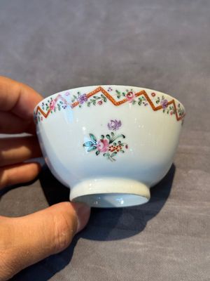 Three Chinese export famille rose 'European subject' cups and two saucers, Qianlong — photo 17