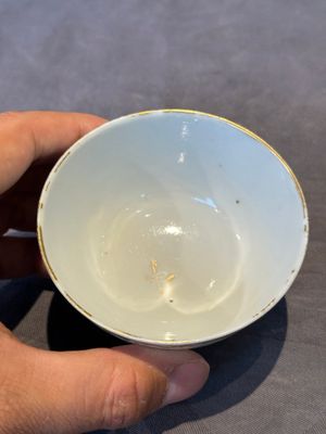 Three Chinese export famille rose 'European subject' cups and two saucers, Qianlong — photo 19