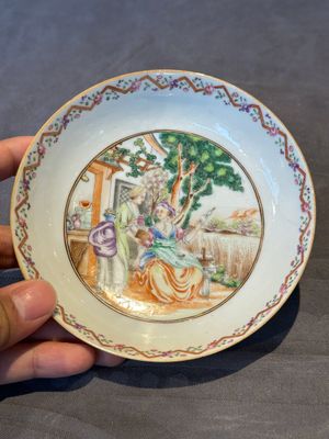 Three Chinese export famille rose 'European subject' cups and two saucers, Qianlong — photo 2