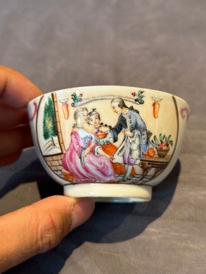 Three Chinese export famille rose 'European subject' cups and two saucers, Qianlong — photo 21