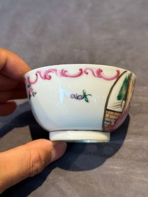 Three Chinese export famille rose 'European subject' cups and two saucers, Qianlong — photo 22