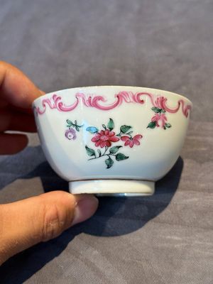Three Chinese export famille rose 'European subject' cups and two saucers, Qianlong — photo 23