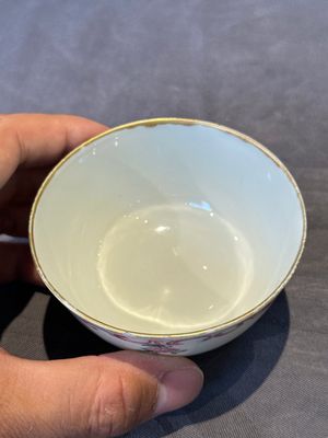 Three Chinese export famille rose 'European subject' cups and two saucers, Qianlong — photo 25