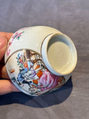 Three Chinese export famille rose 'European subject' cups and two saucers, Qianlong — photo 27