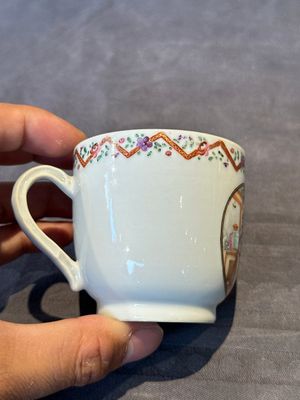 Three Chinese export famille rose 'European subject' cups and two saucers, Qianlong — photo 29